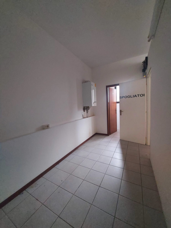 In centro paese, ubicato lungo la SR 516, NEGOZIO VETRINATO di 200 mq. con parcheggio antistante....