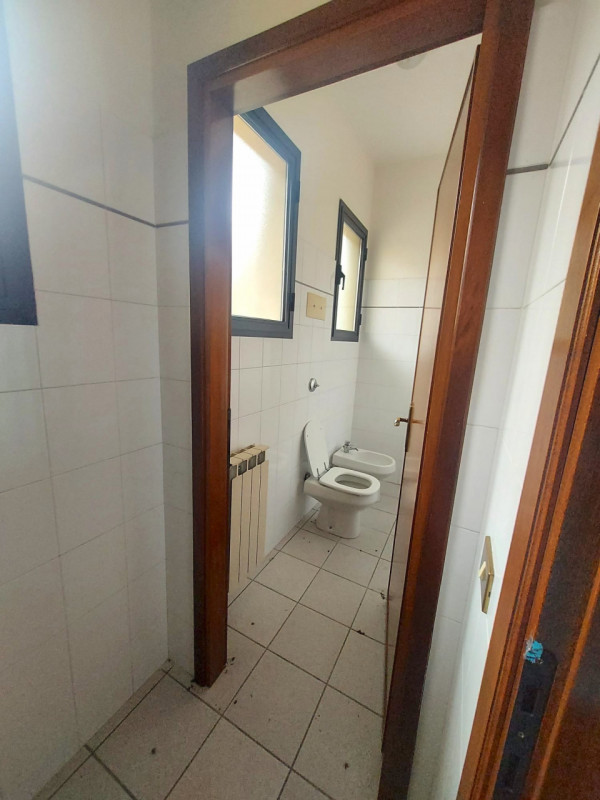 In centro paese, ubicato lungo la SR 516, NEGOZIO VETRINATO di 200 mq. con parcheggio antistante....