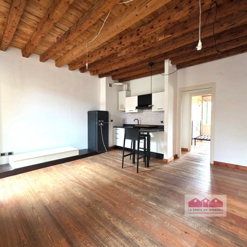 CONTRATTO 3+2 CON RESIDENZA: A VICENZA, FRONTE PORTA SANTA CROCE, IN PALAZZINA DI SOLE 6 UNITÀ, P...