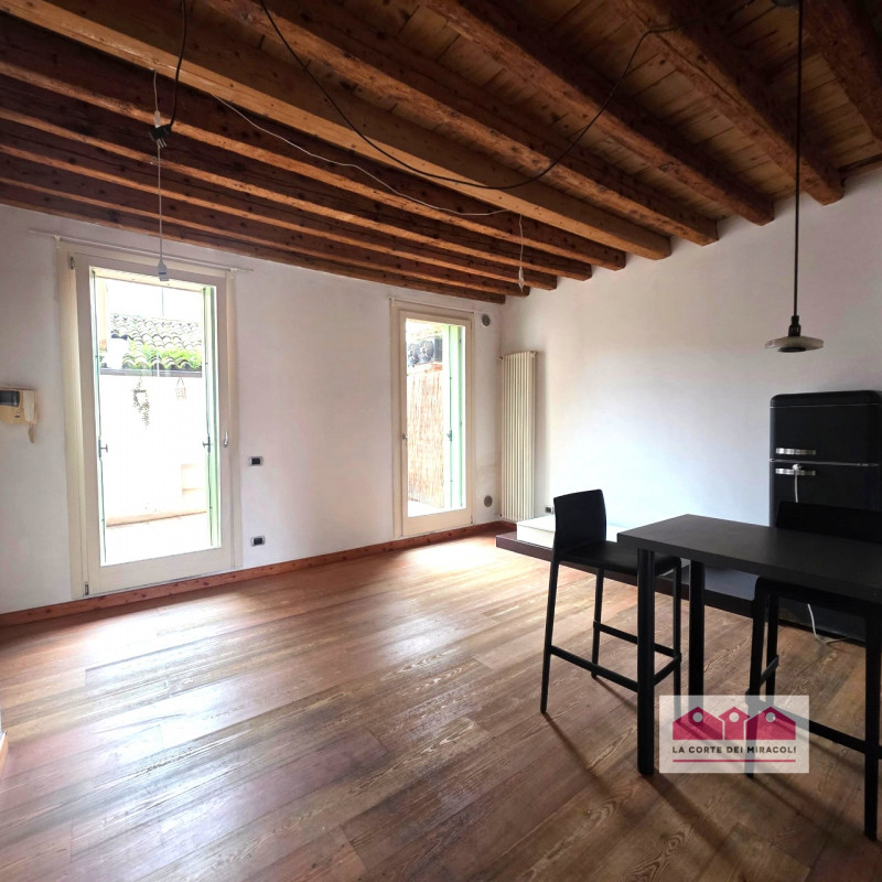 CONTRATTO 3+2 CON RESIDENZA: A VICENZA, FRONTE PORTA SANTA CROCE, IN PALAZZINA DI SOLE 6 UNITÀ, P...