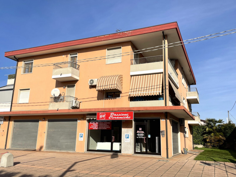 In centro paese, appartamento al secondo ed ultimo piano in contesto di 4 unità residenziali, car...