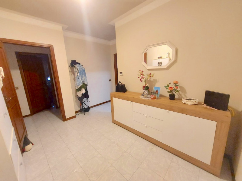 In centro paese, appartamento al secondo ed ultimo piano in contesto di 4 unità residenziali, car...