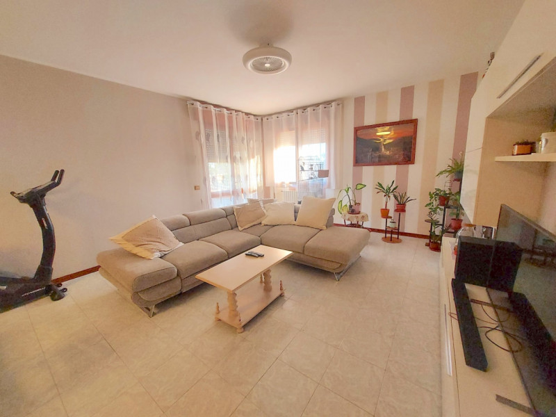 In centro paese, appartamento al secondo ed ultimo piano in contesto di 4 unità residenziali, car...