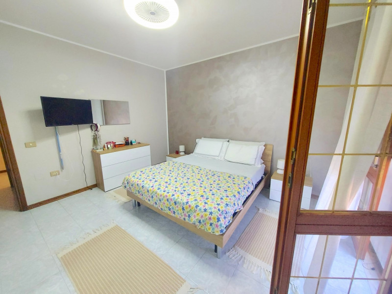 In centro paese, appartamento al secondo ed ultimo piano in contesto di 4 unità residenziali, car...