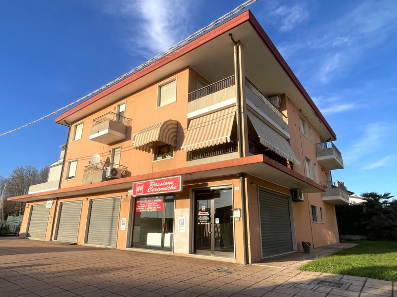 In centro paese, appartamento al secondo ed ultimo piano in contesto di 4 unità residenziali, car...