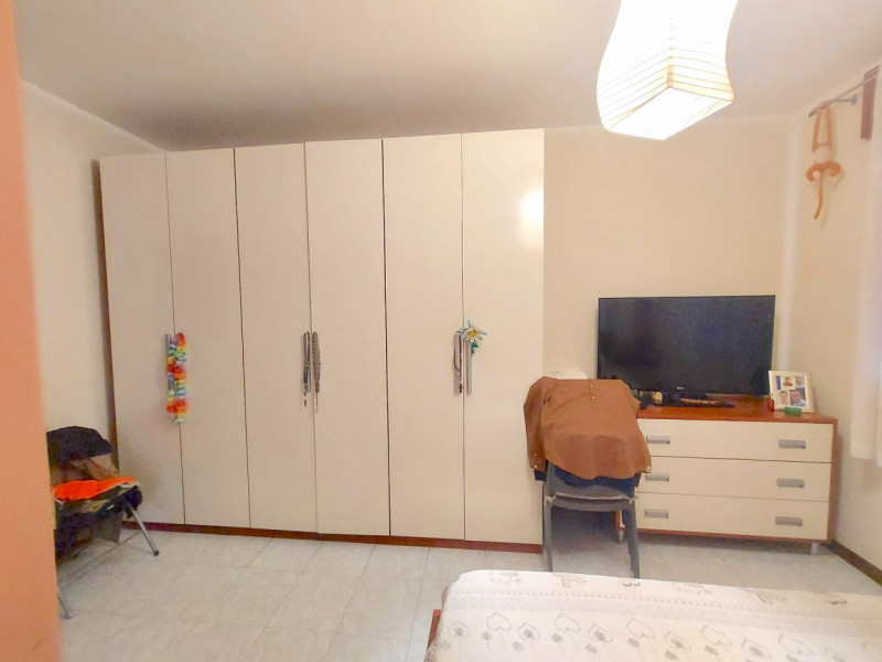 In centro paese, appartamento al secondo ed ultimo piano in contesto di 4 unità residenziali, car...