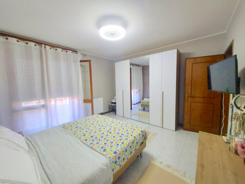 In centro paese, appartamento al secondo ed ultimo piano in contesto di 4 unità residenziali, car...