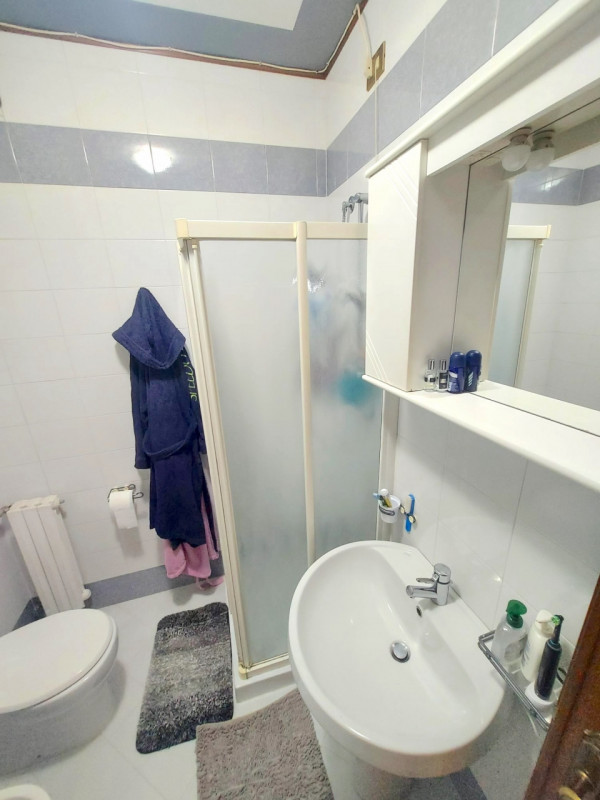 In centro paese, appartamento al secondo ed ultimo piano in contesto di 4 unità residenziali, car...