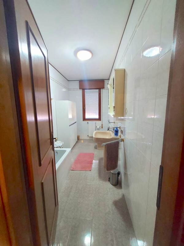 In centro paese, appartamento al secondo ed ultimo piano in contesto di 4 unità residenziali, car...