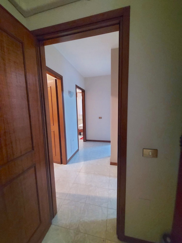 In centro paese, appartamento al secondo ed ultimo piano in contesto di 4 unità residenziali, car...