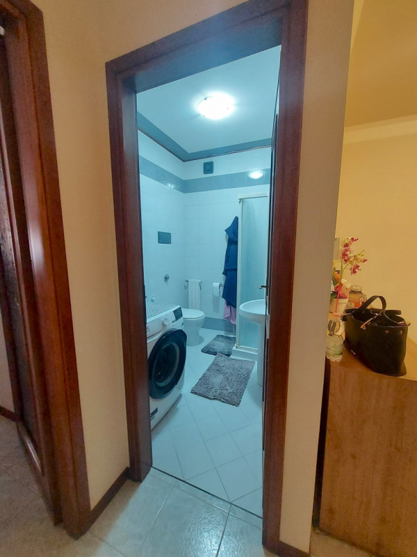 In centro paese, appartamento al secondo ed ultimo piano in contesto di 4 unità residenziali, car...