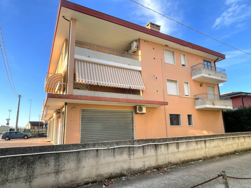 In centro paese, appartamento al secondo ed ultimo piano in contesto di 4 unità residenziali, car...