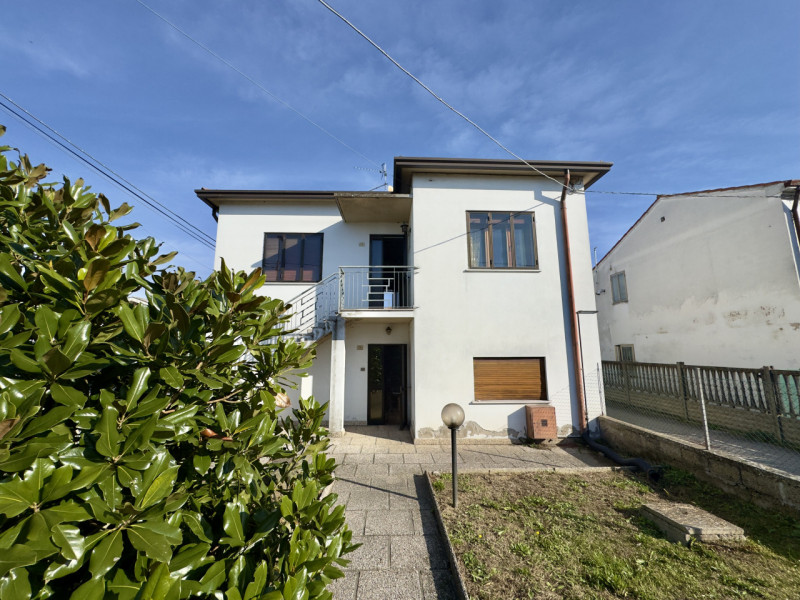 COMPOSIZIONE:
Proponiamo una Casa Singola, situata a Este, sviluppata su due livelli. Al piano te...