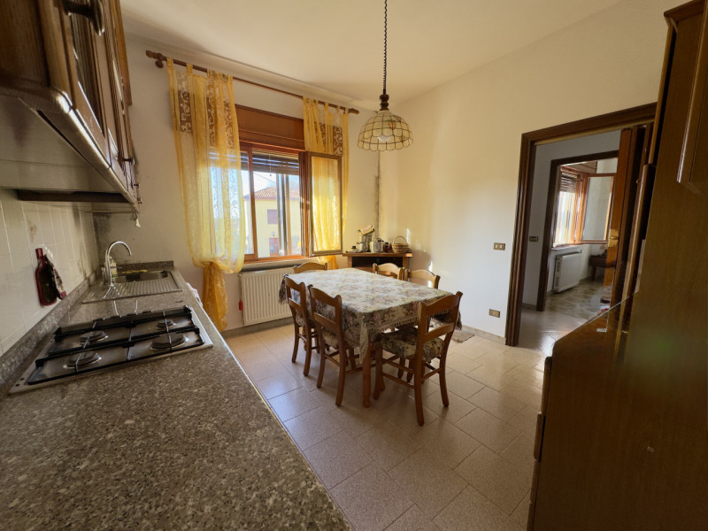 COMPOSIZIONE:
Proponiamo una Casa Singola, situata a Este, sviluppata su due livelli. Al piano te...