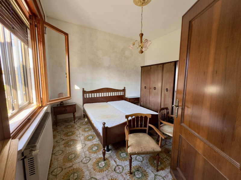 COMPOSIZIONE:
Proponiamo una Casa Singola, situata a Este, sviluppata su due livelli. Al piano te...