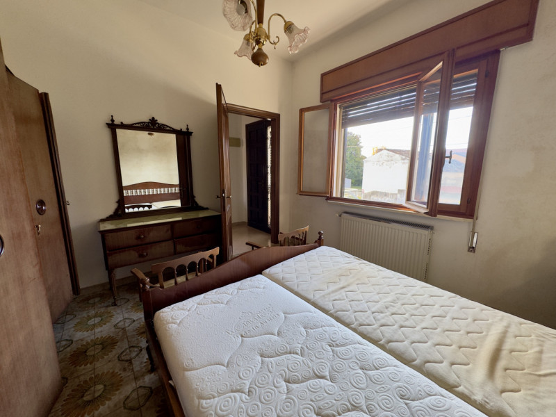 COMPOSIZIONE:
Proponiamo una Casa Singola, situata a Este, sviluppata su due livelli. Al piano te...