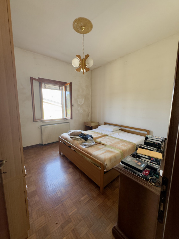 COMPOSIZIONE:
Proponiamo una Casa Singola, situata a Este, sviluppata su due livelli. Al piano te...