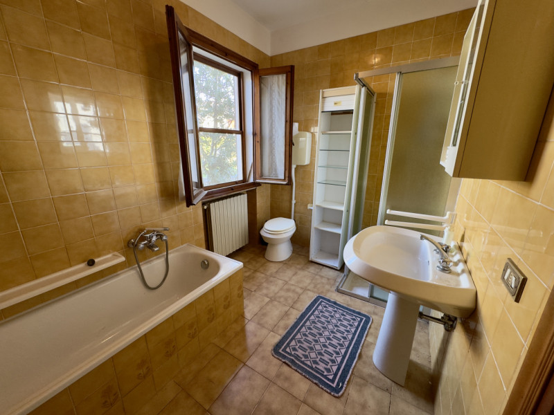 COMPOSIZIONE:
Proponiamo una Casa Singola, situata a Este, sviluppata su due livelli. Al piano te...