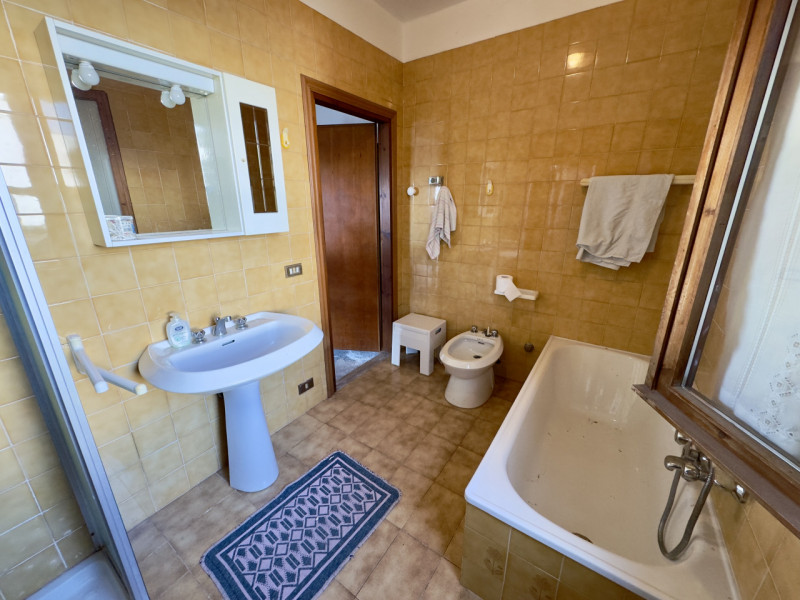 COMPOSIZIONE:
Proponiamo una Casa Singola, situata a Este, sviluppata su due livelli. Al piano te...