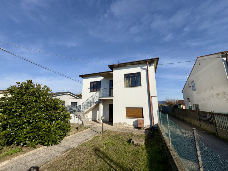 COMPOSIZIONE:
Proponiamo una Casa Singola, situata a Este, sviluppata su due livelli. Al piano te...