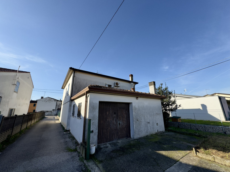 COMPOSIZIONE:
Proponiamo una Casa Singola, situata a Este, sviluppata su due livelli. Al piano te...