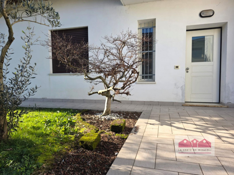 RETTORGOLE: PIANO TERRA IN TRIFAMILIARE, SOGGIORNO, PORTICO, CUCINA ABITABILE, TRE CAMERE, DUE BA...