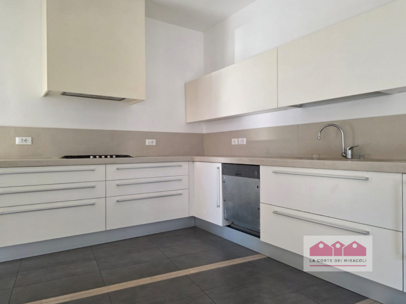 RETTORGOLE: PIANO TERRA IN TRIFAMILIARE, SOGGIORNO, PORTICO, CUCINA ABITABILE, TRE CAMERE, DUE BA...