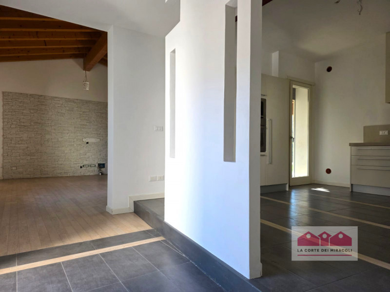 RETTORGOLE: PIANO TERRA IN TRIFAMILIARE, SOGGIORNO, PORTICO, CUCINA ABITABILE, TRE CAMERE, DUE BA...