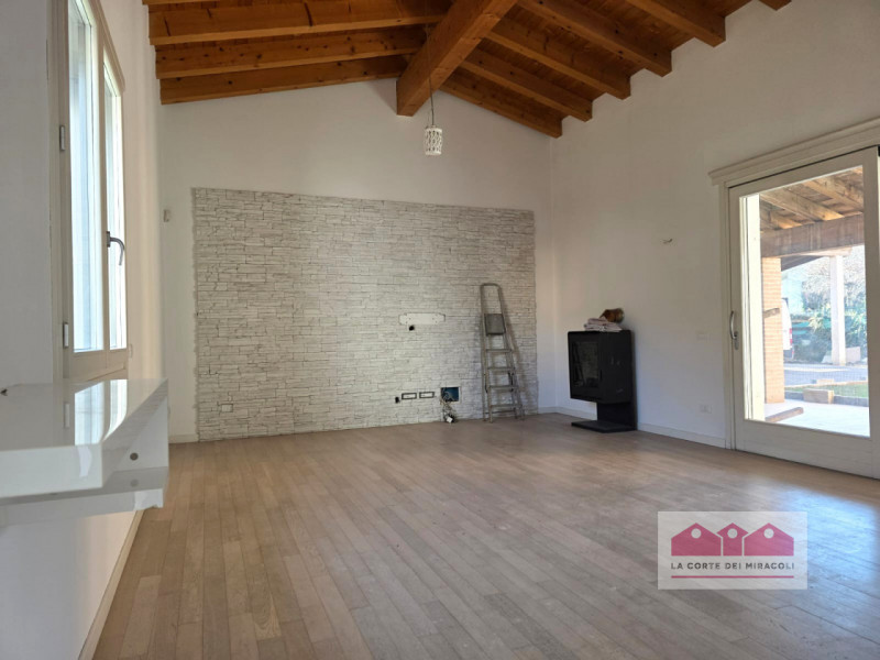 RETTORGOLE: PIANO TERRA IN TRIFAMILIARE, SOGGIORNO, PORTICO, CUCINA ABITABILE, TRE CAMERE, DUE BA...