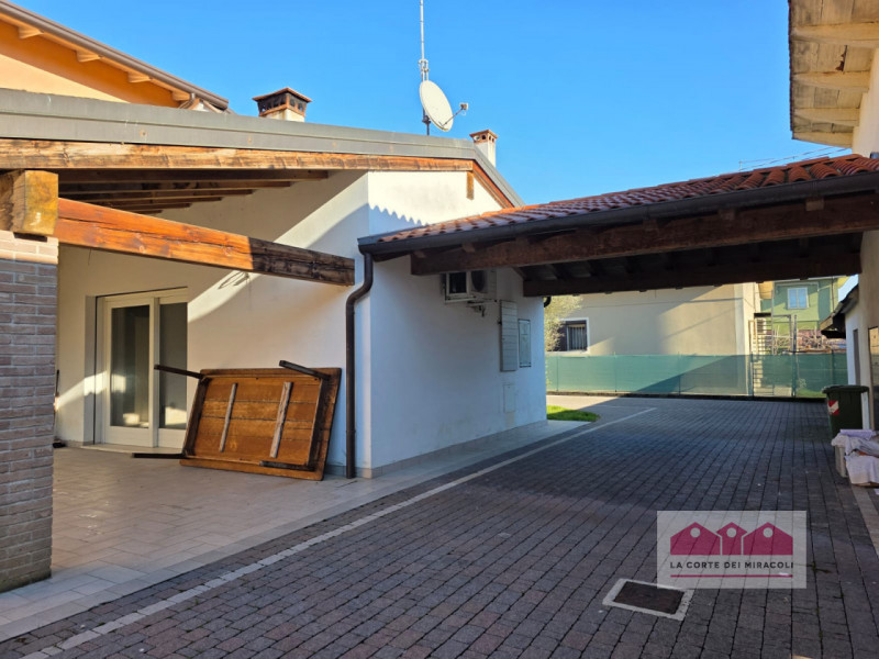 RETTORGOLE: PIANO TERRA IN TRIFAMILIARE, SOGGIORNO, PORTICO, CUCINA ABITABILE, TRE CAMERE, DUE BA...