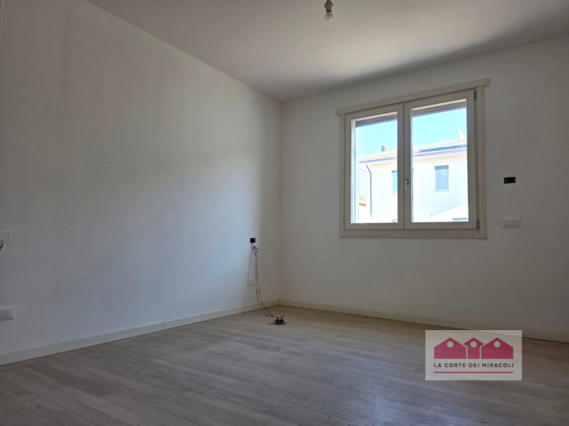 RETTORGOLE: PIANO TERRA IN TRIFAMILIARE, SOGGIORNO, PORTICO, CUCINA ABITABILE, TRE CAMERE, DUE BA...