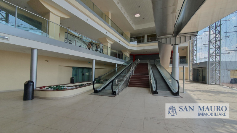 INVESTICIJSKA PRILOŽNOST – 2.000 m² v novem “San Mauro Space”, poslovno-medicinskem centru v park...