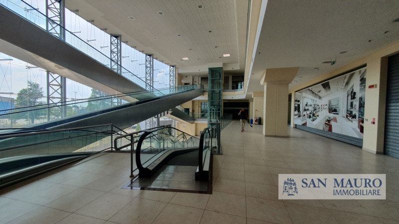 INVESTICIJSKA PRILOŽNOST – 2.000 m² v novem “San Mauro Space”, poslovno-medicinskem centru v park...