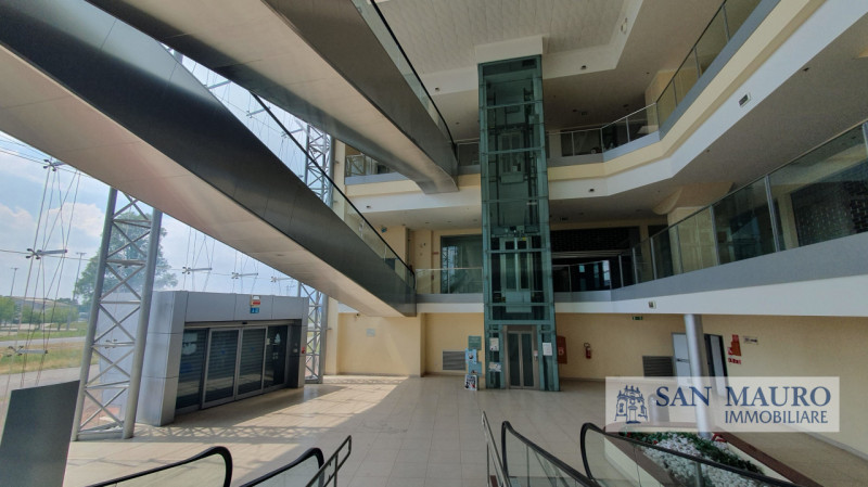 INVESTICIJSKA PONUDA – 2.000 m² u novom “San Mauro Space”, poslovno-medicinskom centru u Meduna t...