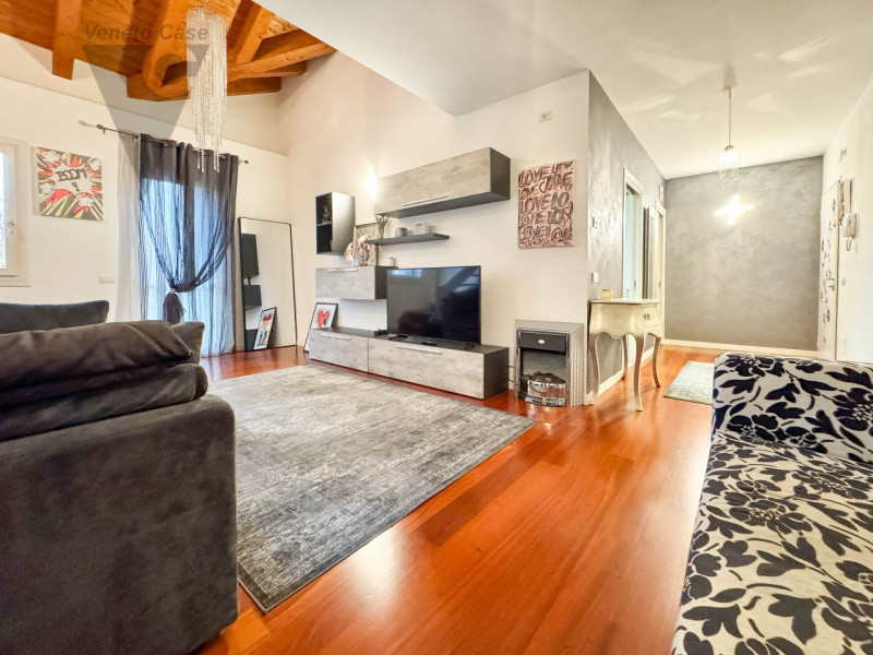 NOVENTA PADOVANA - APPARTAMENTO DUPLEX IN AFFITTO
Proponiamo in affitto splendido appartamento du...