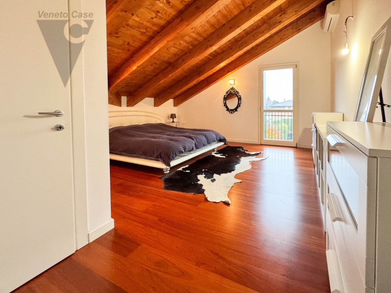 NOVENTA PADOVANA - APPARTAMENTO DUPLEX IN AFFITTO
Proponiamo in affitto splendido appartamento du...