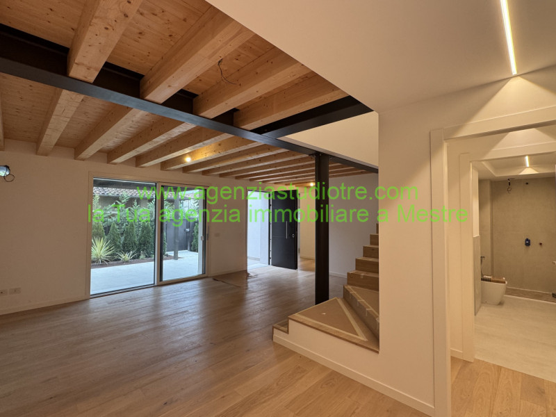 Proponiamo in vendita una splendida porzione di trifamiliare, situata nella centrale e vivace zon...