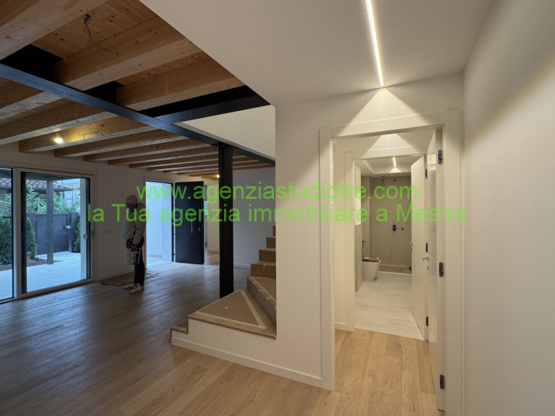 Proponiamo in vendita una splendida porzione di trifamiliare, situata nella centrale e vivace zon...