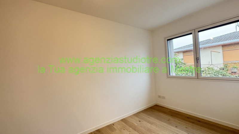 Proponiamo in vendita una splendida porzione di trifamiliare, situata nella centrale e vivace zon...