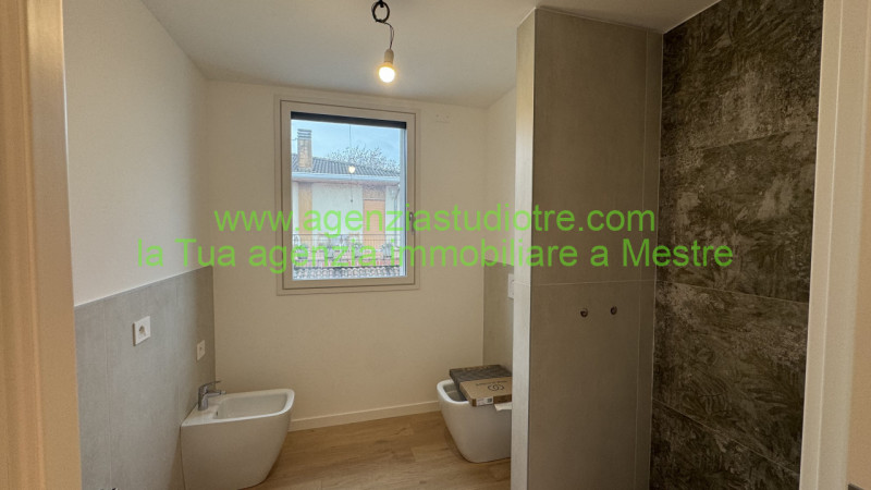 Proponiamo in vendita una splendida porzione di trifamiliare, situata nella centrale e vivace zon...