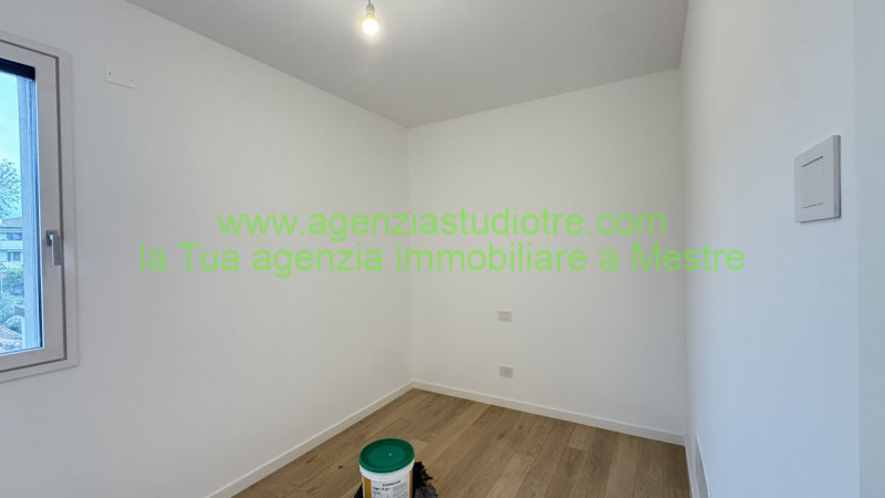 Proponiamo in vendita una splendida porzione di trifamiliare, situata nella centrale e vivace zon...