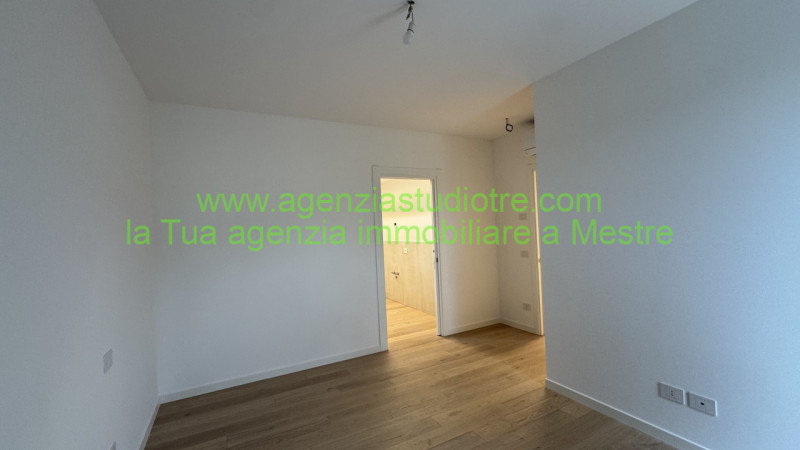 Proponiamo in vendita una splendida porzione di trifamiliare, situata nella centrale e vivace zon...