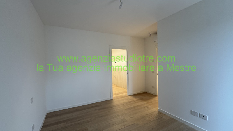 Proponiamo in vendita una splendida porzione di trifamiliare, situata nella centrale e vivace zon...