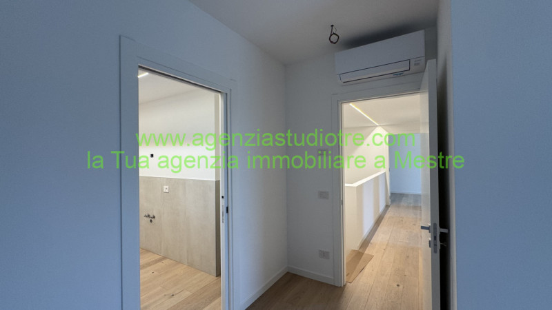 Proponiamo in vendita una splendida porzione di trifamiliare, situata nella centrale e vivace zon...