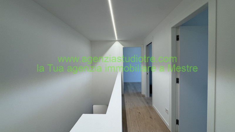 Proponiamo in vendita una splendida porzione di trifamiliare, situata nella centrale e vivace zon...