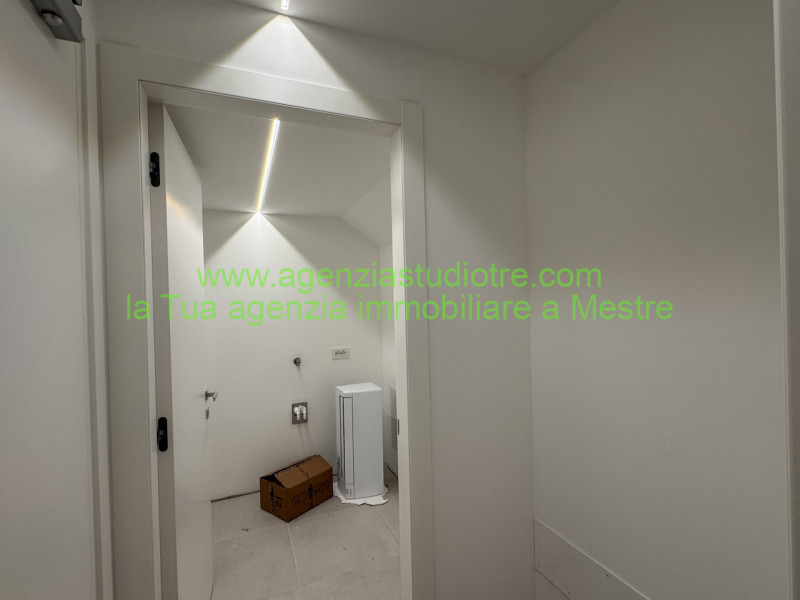 Proponiamo in vendita una splendida porzione di trifamiliare, situata nella centrale e vivace zon...