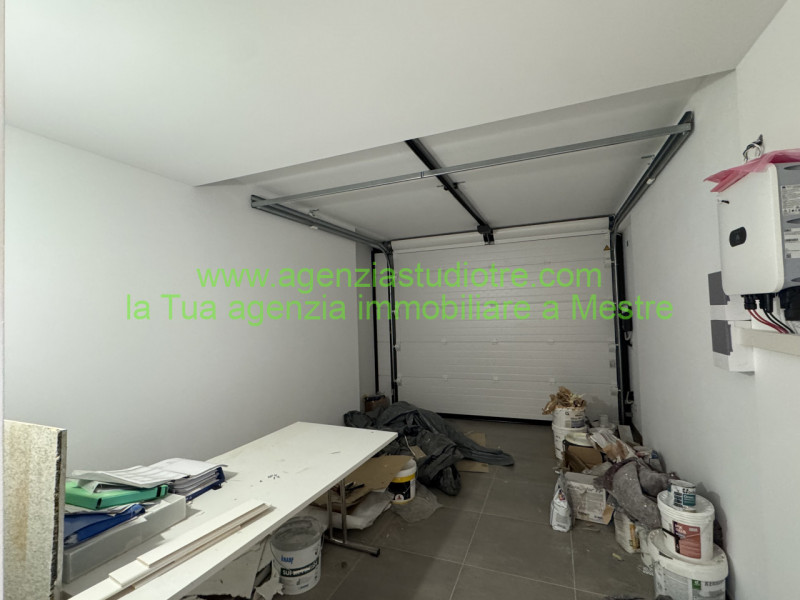 Proponiamo in vendita una splendida porzione di trifamiliare, situata nella centrale e vivace zon...