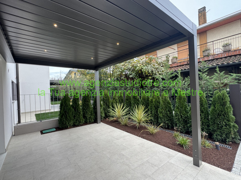 Proponiamo in vendita una splendida porzione di trifamiliare, situata nella centrale e vivace zon...