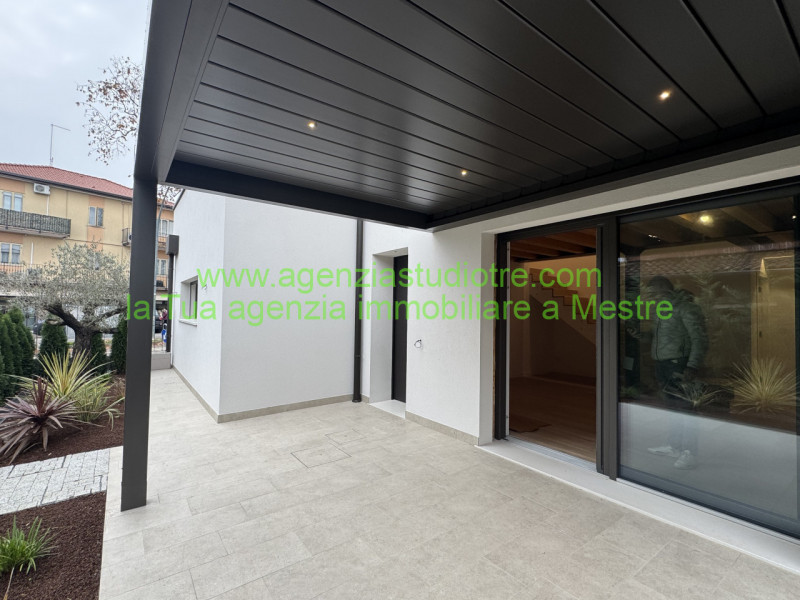 Proponiamo in vendita una splendida porzione di trifamiliare, situata nella centrale e vivace zon...