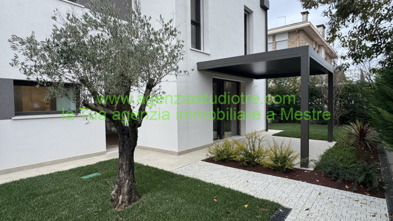 Proponiamo in vendita una splendida porzione di trifamiliare, situata nella centrale e vivace zon...